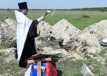 "وہ ایک بہت اچھا لڑکا ہے”: روسی خاتون اس کے بیٹے کی قبر پر فوت ہوگئی۔