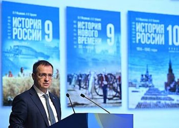 میڈنسکی نے یوکرائن کے جنگی قیدیوں کی نصابی کتب کی منتقلی کی وجہ کی وضاحت کی