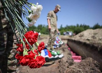 یہ روسی جنگجو کے خاندان میں ایک اور موت کے لئے جانا جاتا ہے جو قبر پر مر گیا