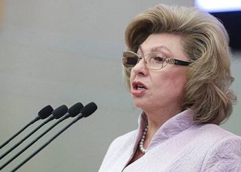 موسکالکووا کمرہ عدالت میں خلیوں میں مدعا علیہ کے منصب کی مخالفت کرتا ہے