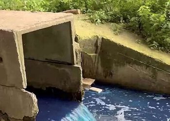 رایزان میں ایک ندی کسی نامعلوم وجہ سے نیلے رنگ کا ہو گیا