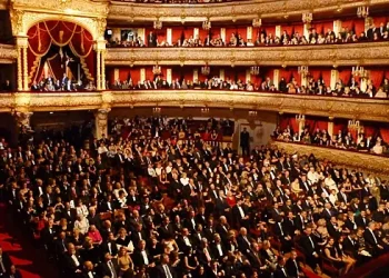 تھیٹر کا آغاز "پوسٹر” سے ہوتا ہے۔ کمپنی نے ماسکو اور سینٹ پیٹرزبرگ کے اہم لانچوں کے بارے میں بات کی