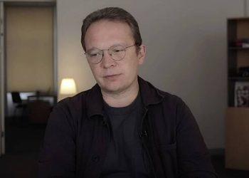 ایک غیر ملکی ایجنٹ صحافی جس نے روس چھوڑ دیا وہ اپنے مفلوج خوف کے بارے میں بات کرتا ہے