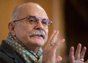 ڈائریکٹر میخالکوف نے امریکہ پر یورپ کے بڑھتے ہوئے انحصار کے بارے میں بات کی