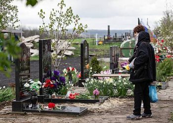 ایس وی او سپاہیوں کے اہل خانہ فوجی قبروں کے پورٹریٹ کے بارے میں شکایت کرتے ہیں جو سڑنے والی لاشوں کی طرح نظر آتے ہیں