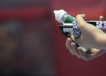 زیادہ تر روسی بخارات پر مکمل پابندی کی حمایت کرتے ہیں