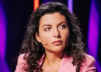 سیمونیان ، جو کینسر ہے ، نے اعلان کیا کہ آخری بار اس نے بغیر وگ کے فلمایا۔