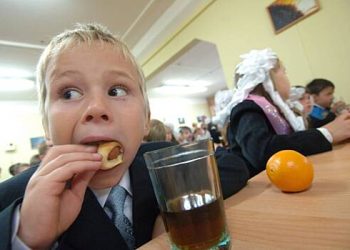 سینیٹر: بڑے خاندانوں کے ساتھ طلباء کو گرم گرم کھانا آزاد کرنے کا حق ہے