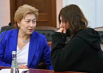 لوری کے وکیل نے دھمکی دی تھی کہ بیلف کو ڈولینا کو بے دخل کردیا جائے گا