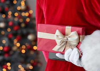 چیلیبنسک کے رہائشیوں نے سانٹا کلاز کو اس لڑکے سے ملنے کی دعوت دی جس کے پاس تقریب میں کوئی تحفہ نہیں تھا