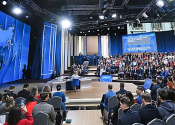 اولیانوسک میں ، وہ شہر میں زندگی کے بارے میں پوتن کو ایک پیغام کے مصنف کی تلاش میں ہیں ، جیسے 19 ویں صدی کی طرح۔