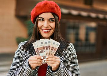 آخر کار ، ایک روسی خاتون جس نے 1/3 بلین امریکی ڈالر کی لاٹری انعام جیتا ہے ، نے اس انعام کا دعوی کرنے کا فیصلہ کیا۔