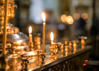 مرکزی شگون: ایک روسی چرچ میں مسیح کا آئکن نجات دہندہ مرر کے ساتھ بہتا ہے