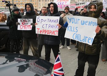 وزارت خارجہ کی عمارت کے باہر مظاہرین نے برطانوی سفارتکار کی کار کو روک دیا