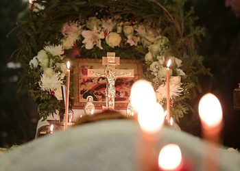 یورالس میں ، ایک ڈانسر اپنے شوہر کی آخری رسومات کے دن فوت ہوگیا جو یوکرین میں فوت ہوا