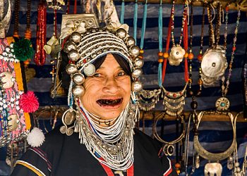 ماضی میں لوگوں نے اپنے دانت کالے کیوں کیے؟